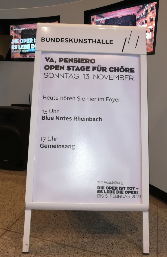 Foto vom Aufsteller im Foyer der Bundeskunsthalle am 13.11.2022 zu der Veranstaltungsreihe "Va, pensiero – Open Stage für Chöre"