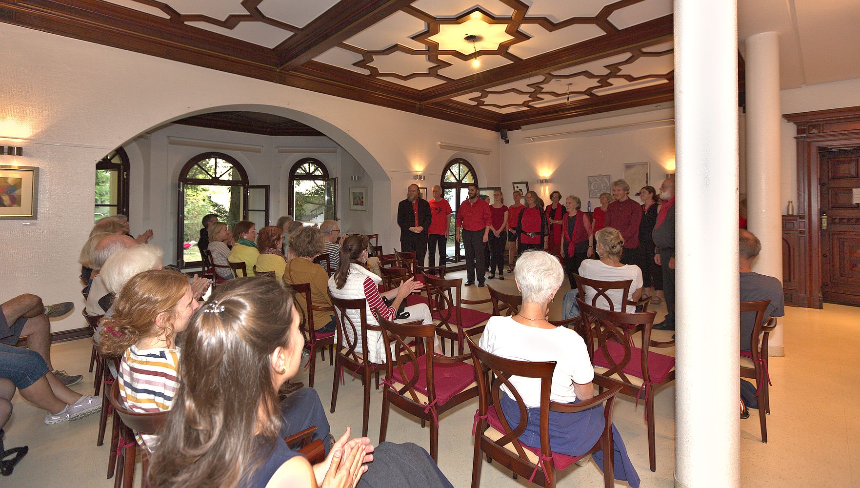 Foto vom Chor und Gästen beim Konzert
